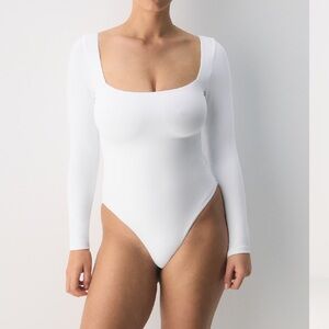 🍒 MOVING SALE 🍒 Aritzia Babaton Squareneck Bodysuit